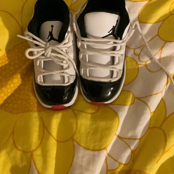 Nike Black and White Sneakers Classic Design - Picture 1 of 6